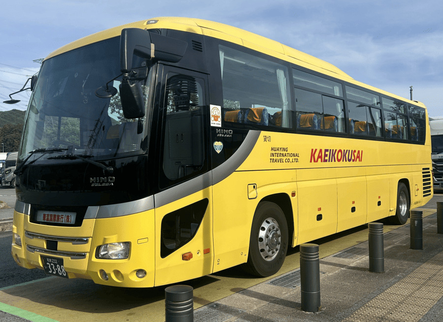 Large tour bus for group travel by TwinQle Tours